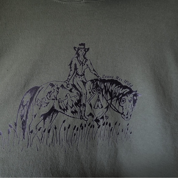 Green Graphic Hoodie with Horse and Rider Design Leave her wild - Picture 1 of 3